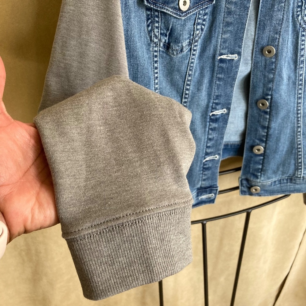 Torrid Trucker Jean Jacket with Fleece Sleeves Medium Wash, size 1X (14/… - Picture 11 of 14